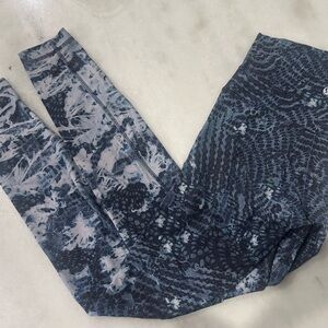 Lululemon Athletica Blue Patterned Leggings. Align high rise 28” blue/navy